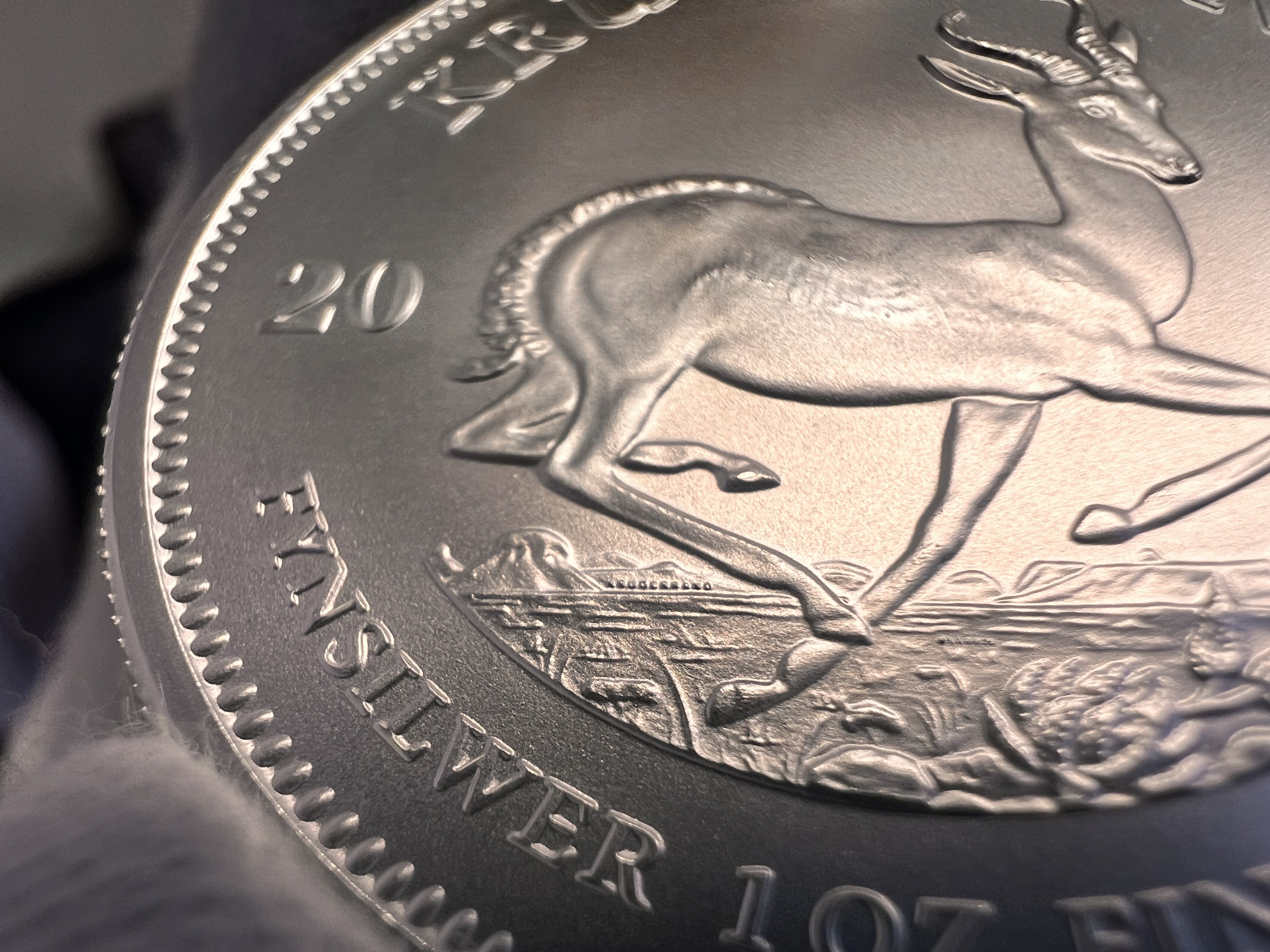 stribrny-krugerrand-1oz-detail-mikropismo