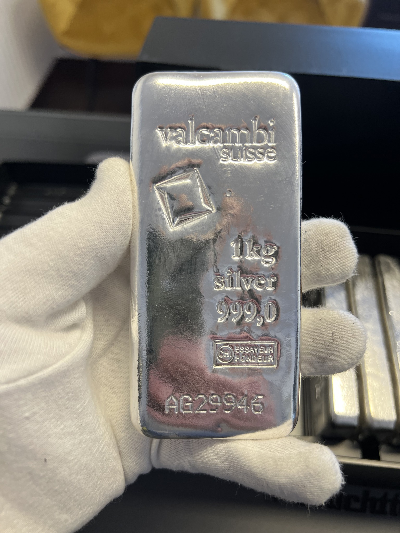 valcambi-1kg-rukavice