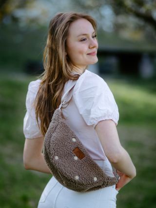 Asi žádný jiný kousek z nové kolekce nevystihuje jaro tak jako taupe sedmikráska🌼 A není náhoda, že je momentálně vaše...