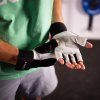 Fitness rukavice HMS RST04 bílé (Velikost S)