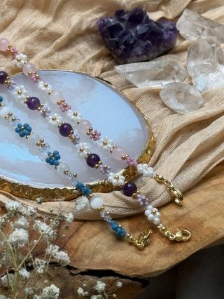 Naše kolekce s přírodními kameny 🌿🫧 Květiny, které nikdy neuvadnou, a minerály, které v sobě nesou svou jedinečnou...