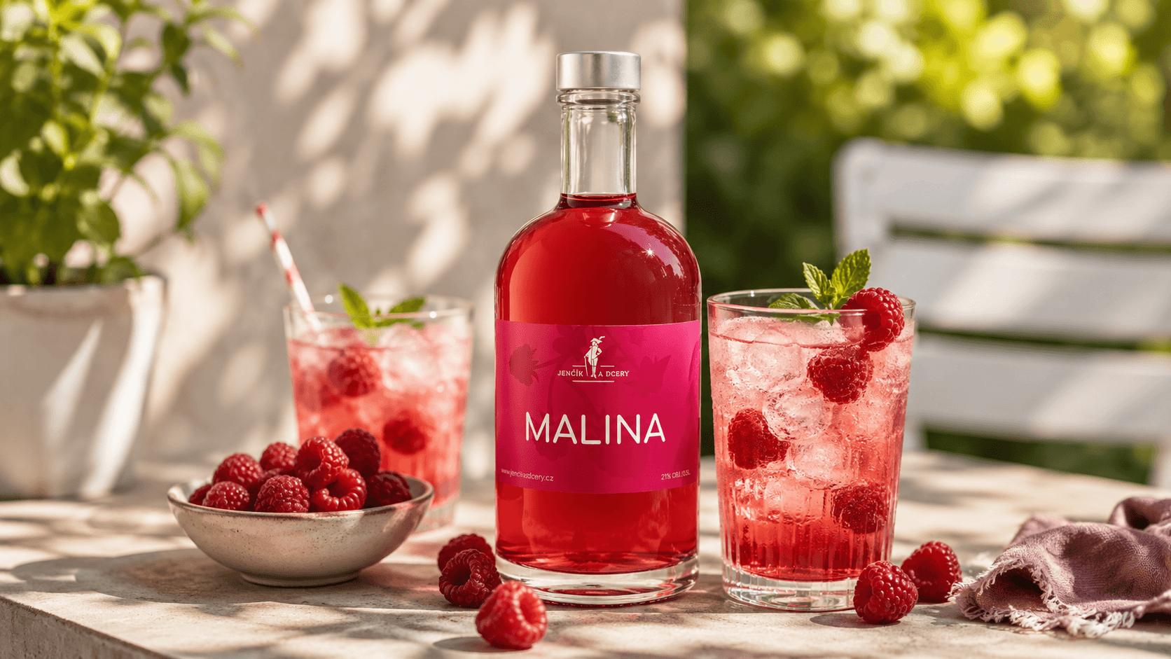 Malina likér u bazénu