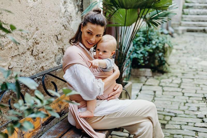 Proč je dobré nosit miminko?