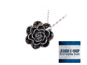 Stříbrný náhrdelník s přívěskem ve tvaru květu