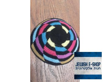 Háčkovaná jarmulka - černá s barvami