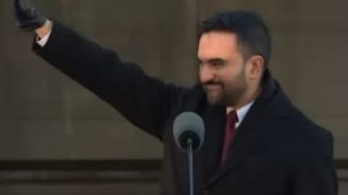 VIDEO: „Dvojí metr“. Nový starosta New Yorku začíná úřadovat se zdviženou pravicí...