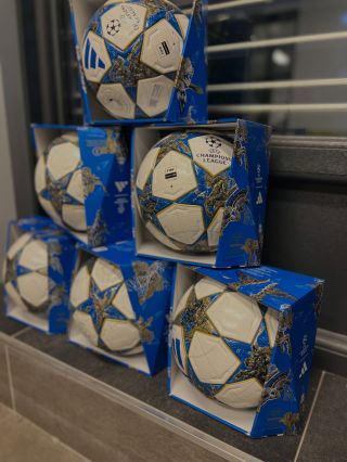 Tak trochu jiný vánoční stromeček 🎄⚽ Pokud vašemu klubu dochází míče, dejte vědět — rádi pomůžeme s výběrem těch...
