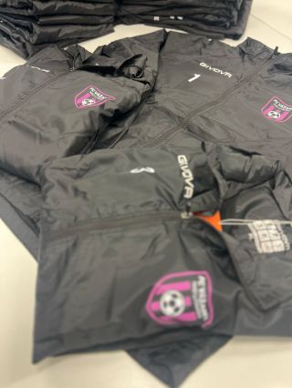 Hledáte ideálního parťáka na venkovní tréninky? Naše větrovka je přesně to, co potřebujete, když počasí není zrovna na...