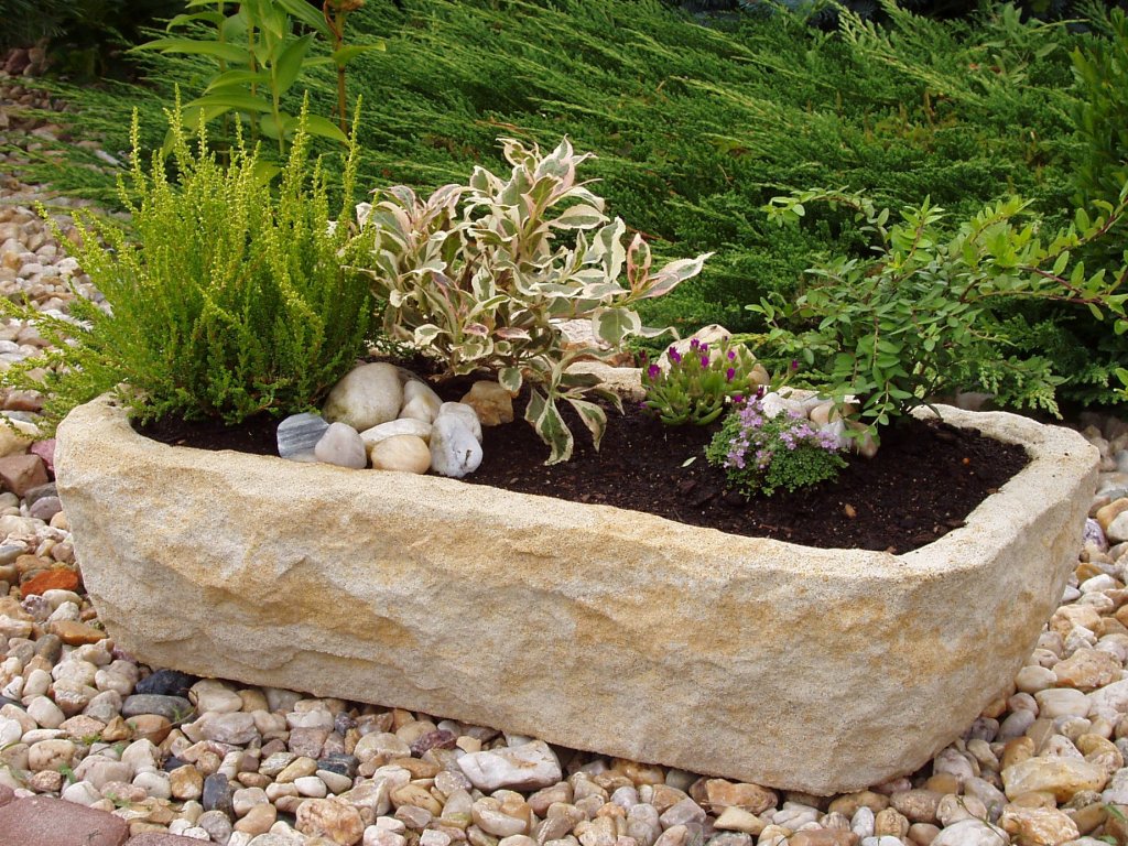 Prémiové a trendy pískovcové Květináče a Truhlíky do zahrady.