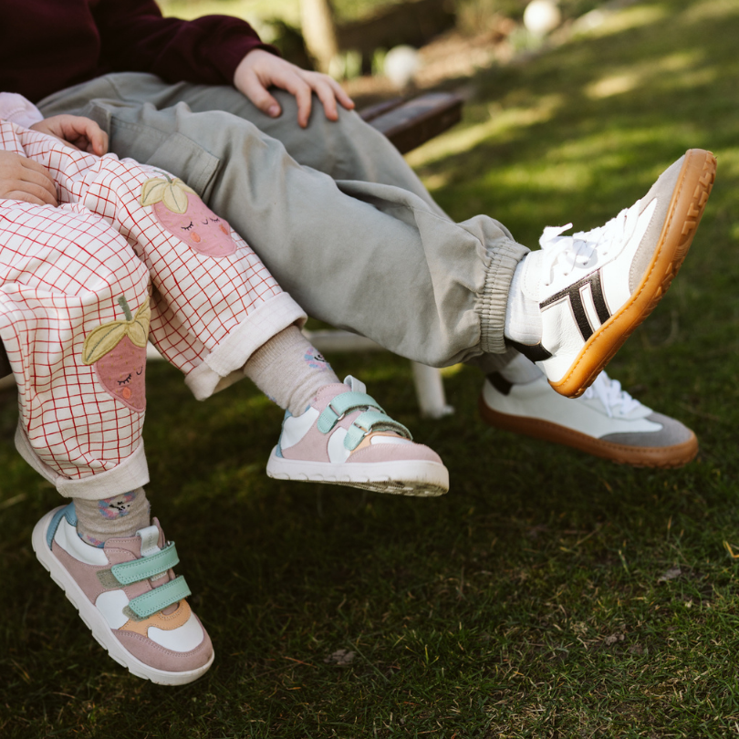 Topánky po súrodencoch – aké sú riziká?