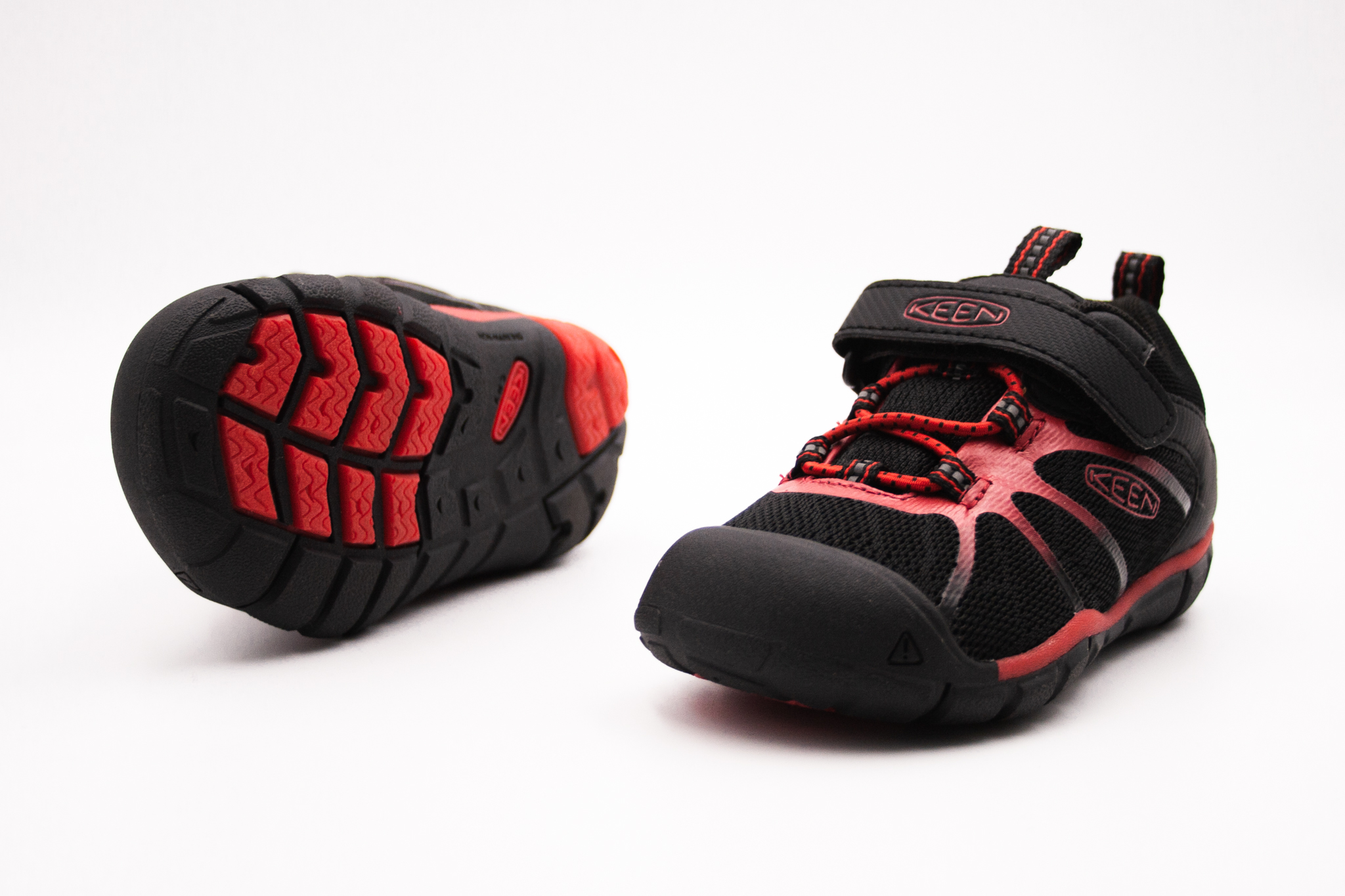 KEEN CHANDLER 2 CNX TENISKY - BLACK/RED CARPET Veľkosť: 24, Vnútorná dĺžka  topánky v cm: 15.2, Vnútorná šírka topánky v cm: 6.8