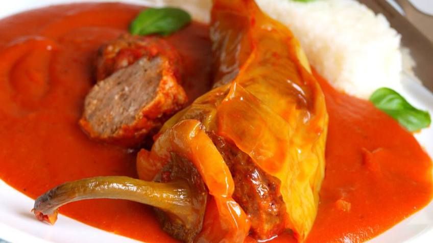 PLNĚNÝ PAPRIKOVÝ LUSK A DOMÁCÍ KYNUTÉ KNEDLÍKY Z KONOPNÉ MOUKY