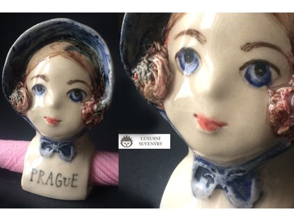 SUVENÝR PRAGUE - ORIGINÁLNÍ KERAMICKÝ STOJÁNEK NA UBROUSKY - STAROPRAŽSKÁ DÁMA