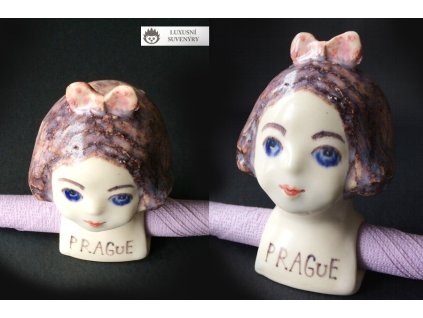 SUVENÝR PRAGUE - ORIGINÁLNÍ KERAMICKÝ STOJÁNEK NA UBROUSKY - ZASNĚNÁ DÍVKA