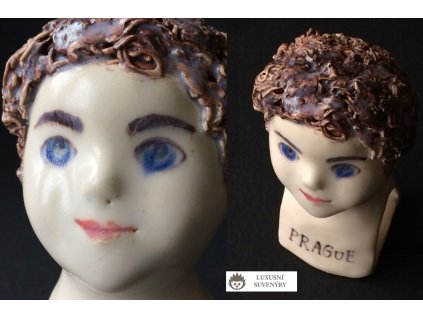 SUVENÝR PRAGUE - ORIGINÁLNÍ KERAMICKÝ STOJÁNEK NA UBROUSKY - VESELÝ MLÁDENEC