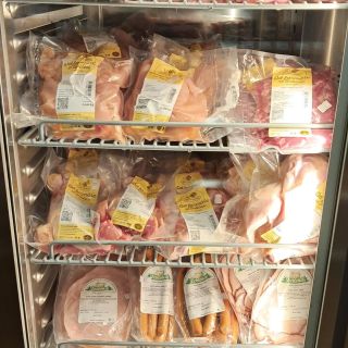 🥩 Dnes máme na JEZTO Market čerstvé maso! Regály jsou plné, všechno čerstvé a poctivě připravené. Zastavte se, dokud je z...