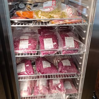 🔥 DNES ZASE ČERSTVÉ ZÁVOZY MASA! 🔥 Lednice plné, kvalita top 💪 🐔 čerstvé kuřecí 🦃 krůtí maso i paštiky 🥩 šunky 🌭 jitrnice...