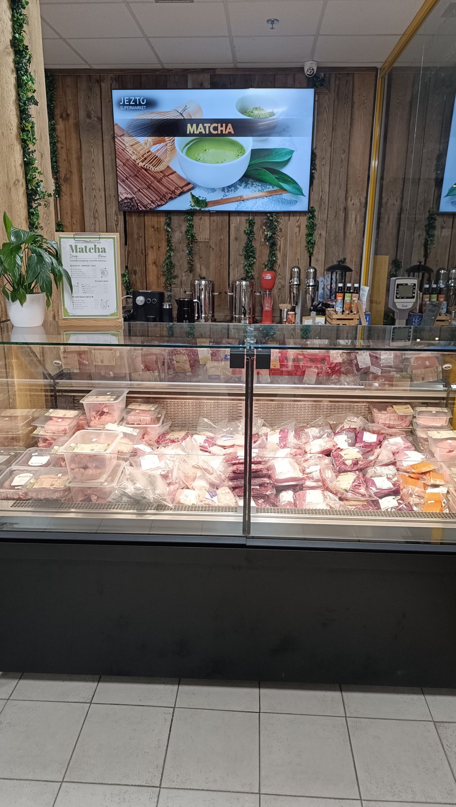 Masový pult JEZTO Supermarketu a nápojový bar