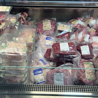 ☀️ Léto u nás jede na plné obrátky! Dnes dorazila čerstvá drůbež z Loužné Biofarmy 🐔🌿 A zítra se můžete těšit na: 🥩 hovězí...