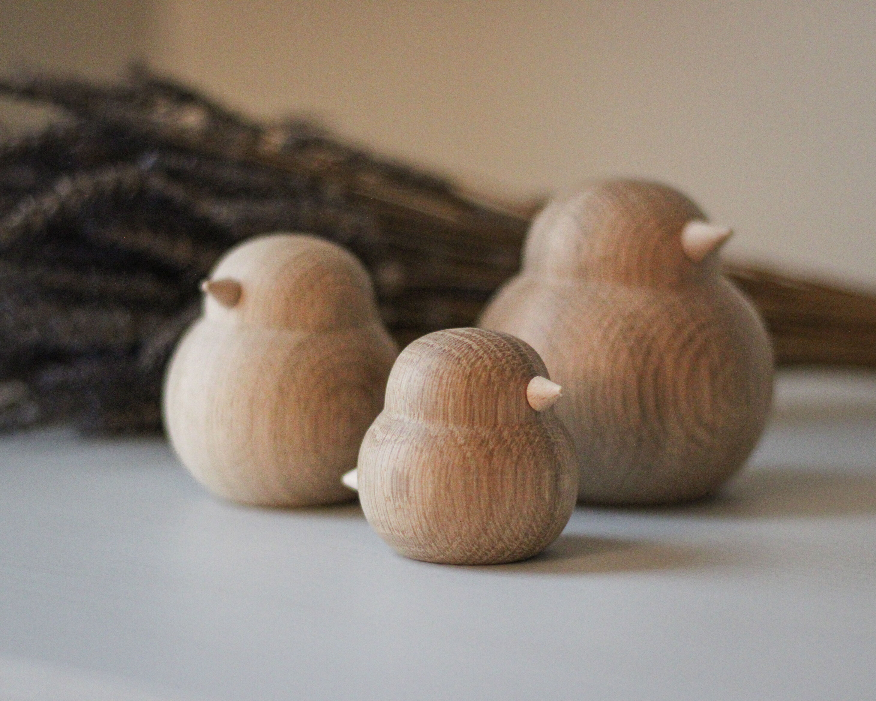 Dřevění ptáčci v přírodním zátiší