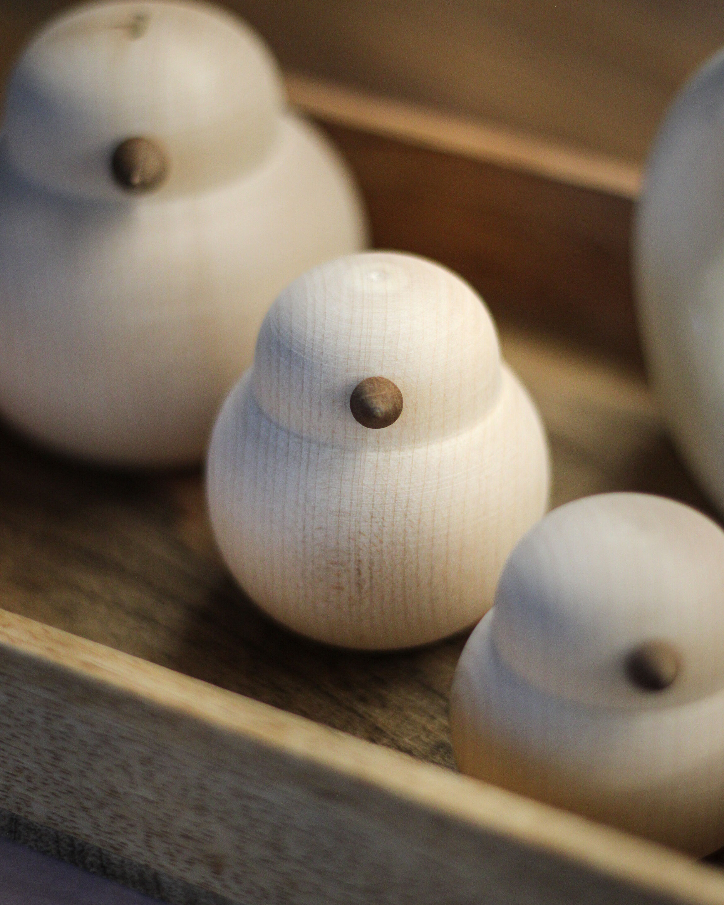 Přírodní dřevěný ptáček s tmavým zobáčkem