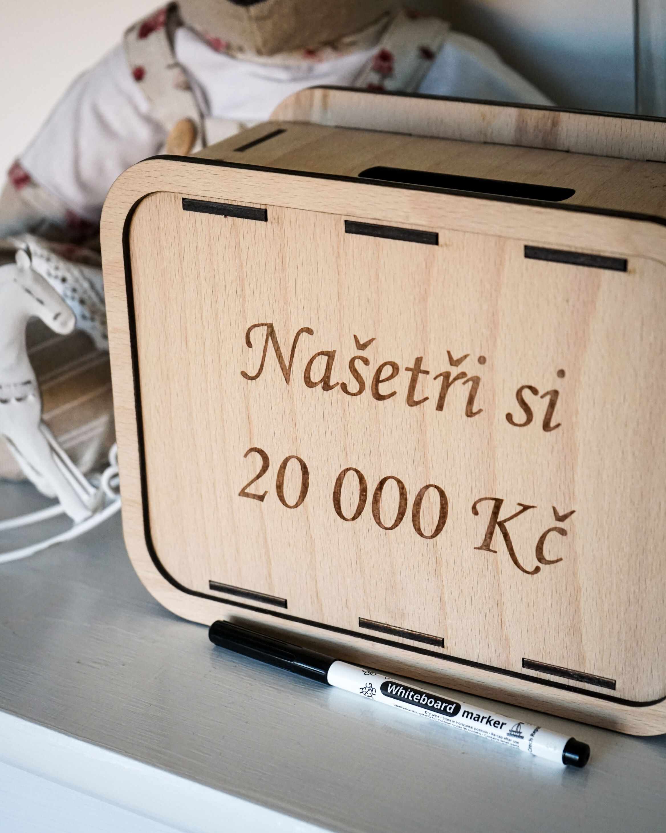 Detail stíratelného plexiskla a gravírování