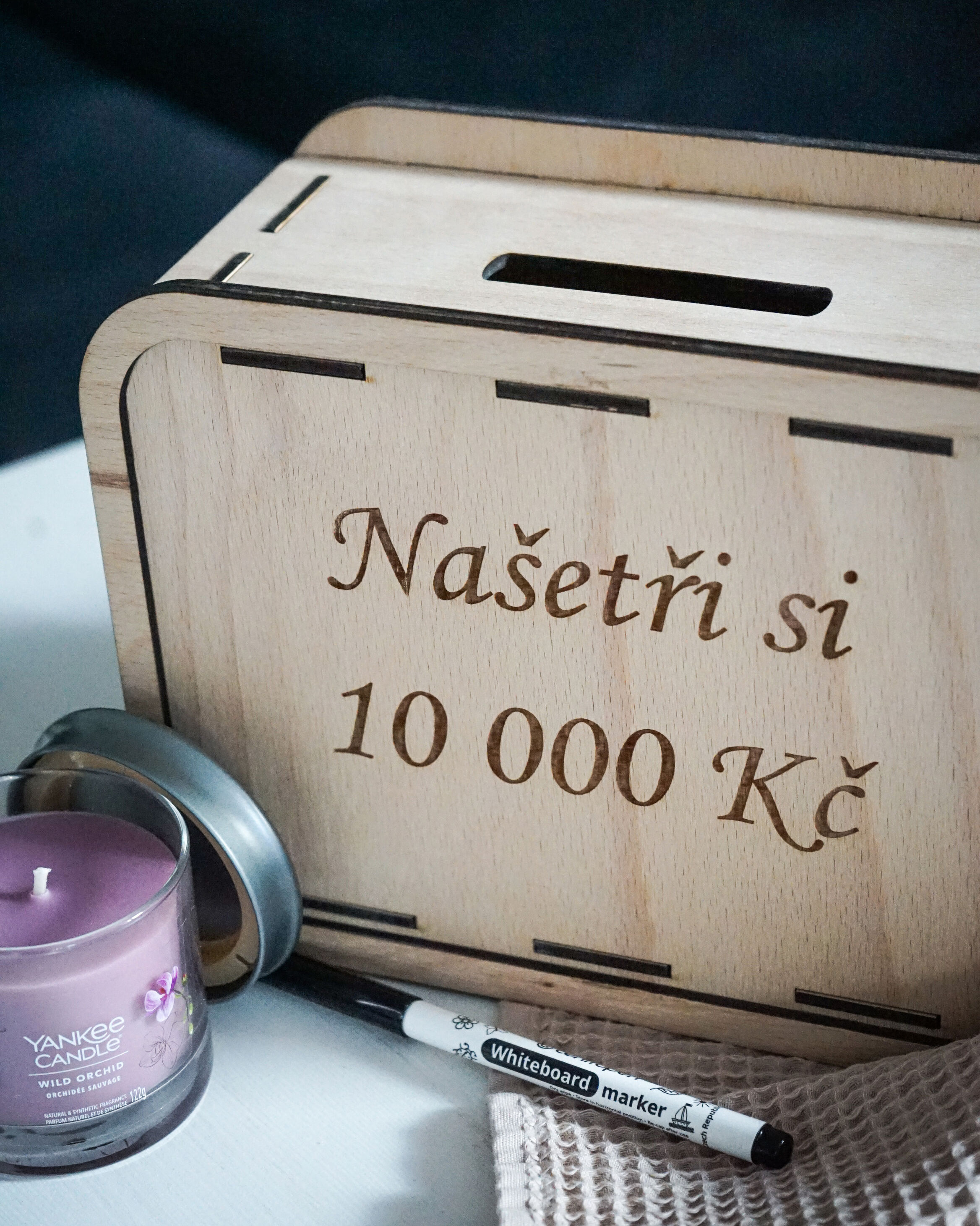 Detail bukové překližky a laseru