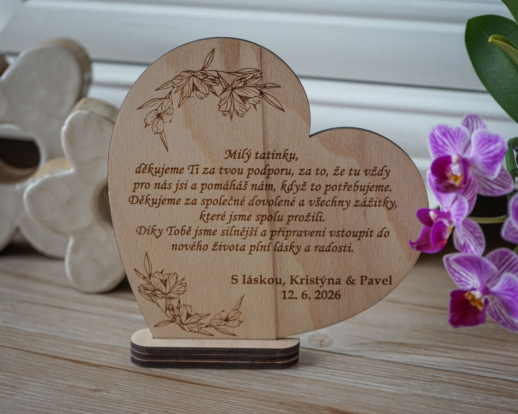 Detail personalizovaného textu a gravírování na dřevěném srdci