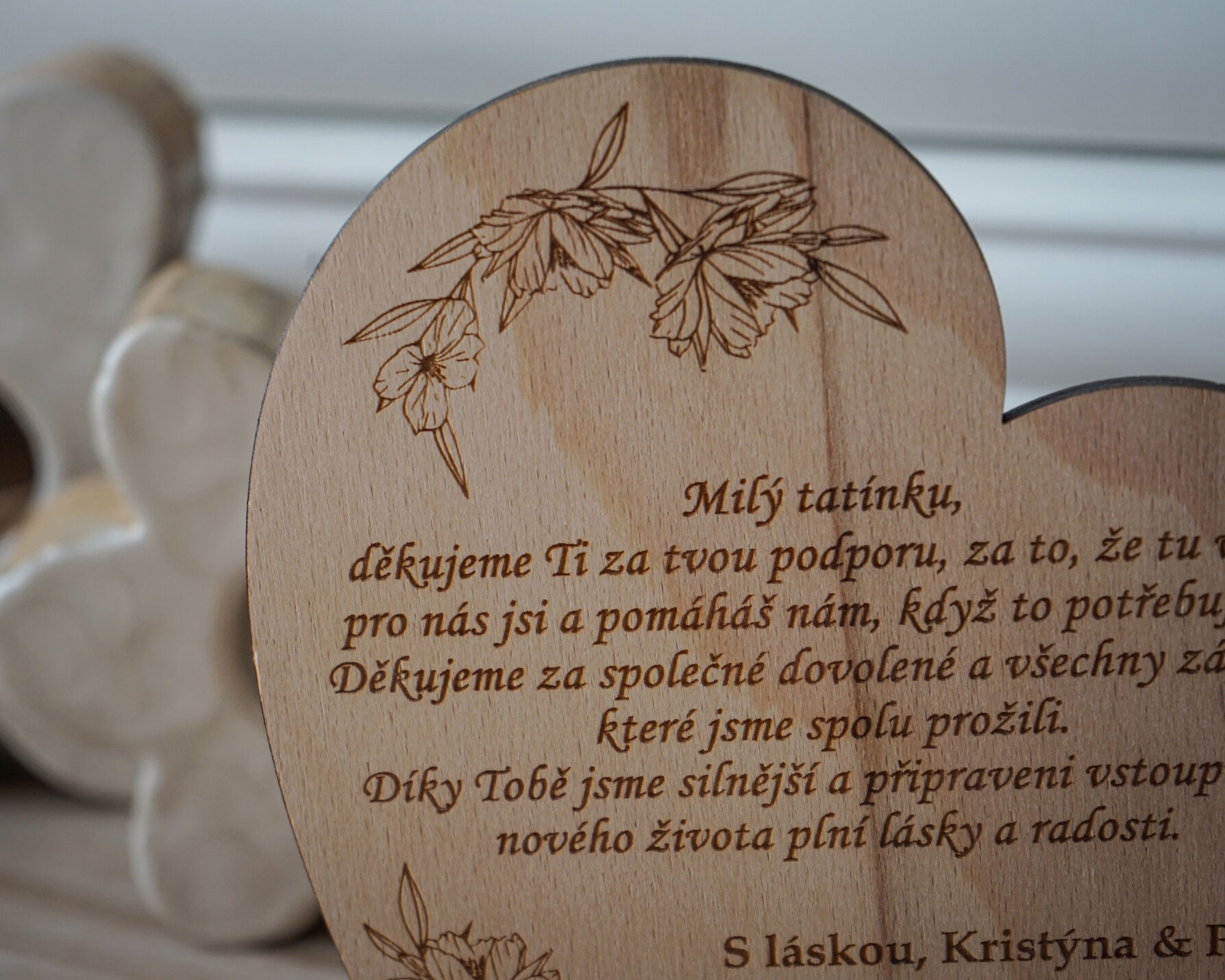 Detail květinového motivu na svatebním srdci