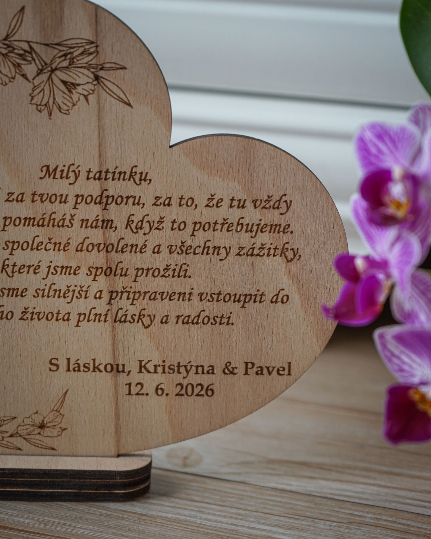 Dřevěné svatební srdce s poděkováním pro tatínka na stojánku