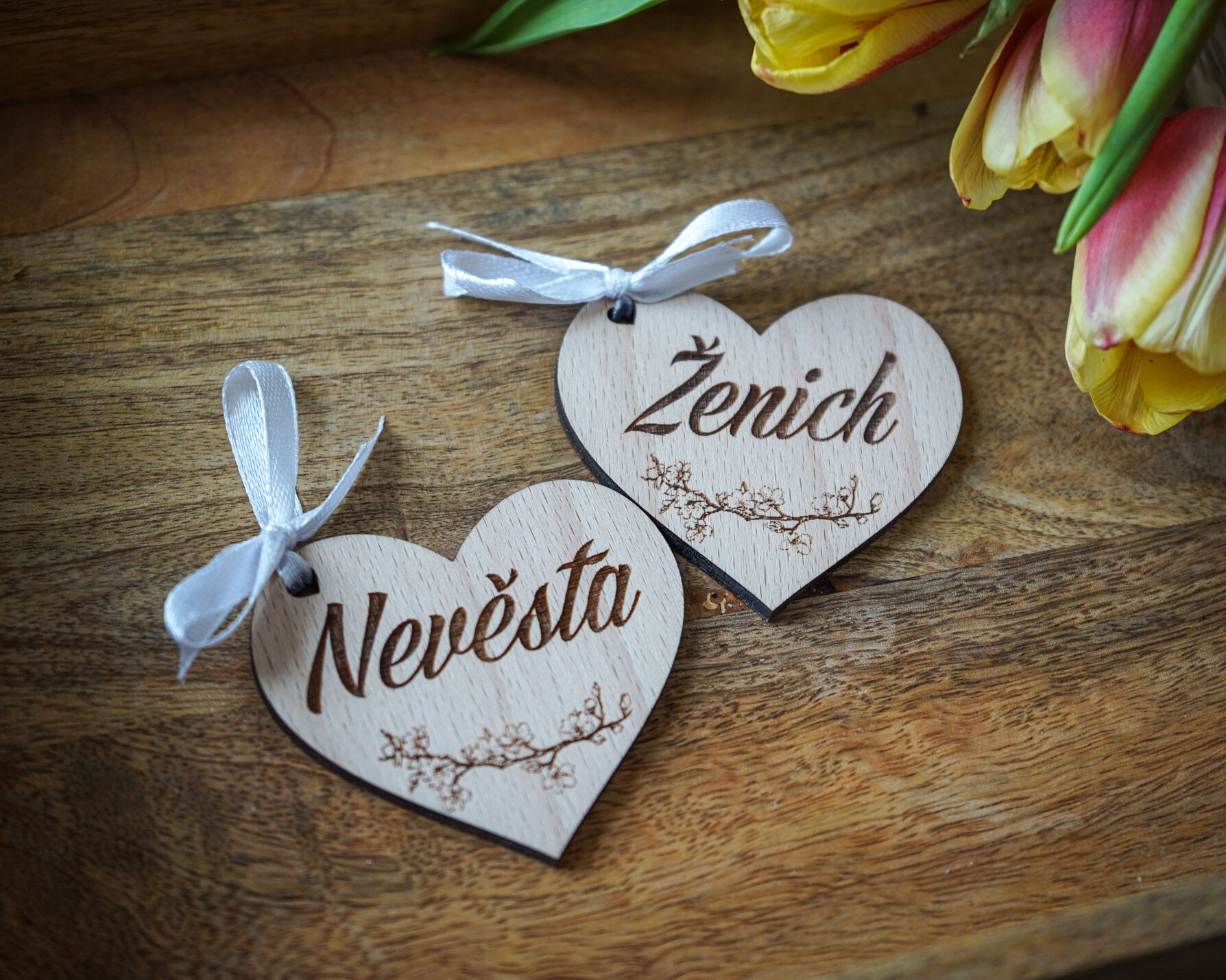 Dřevěné svatební jmenovky Jhwoodart ve tvaru srdce s nápisem Nevěsta a Ženich