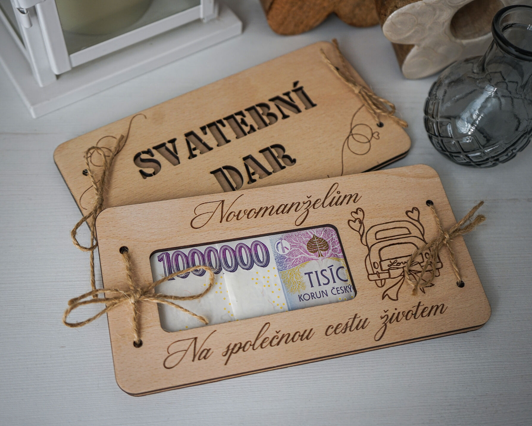 Detail gravírování motivu novomanželů