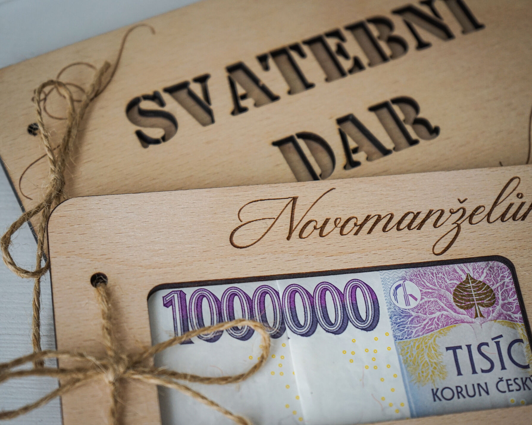 Sestava dřevěných svatebních obálek