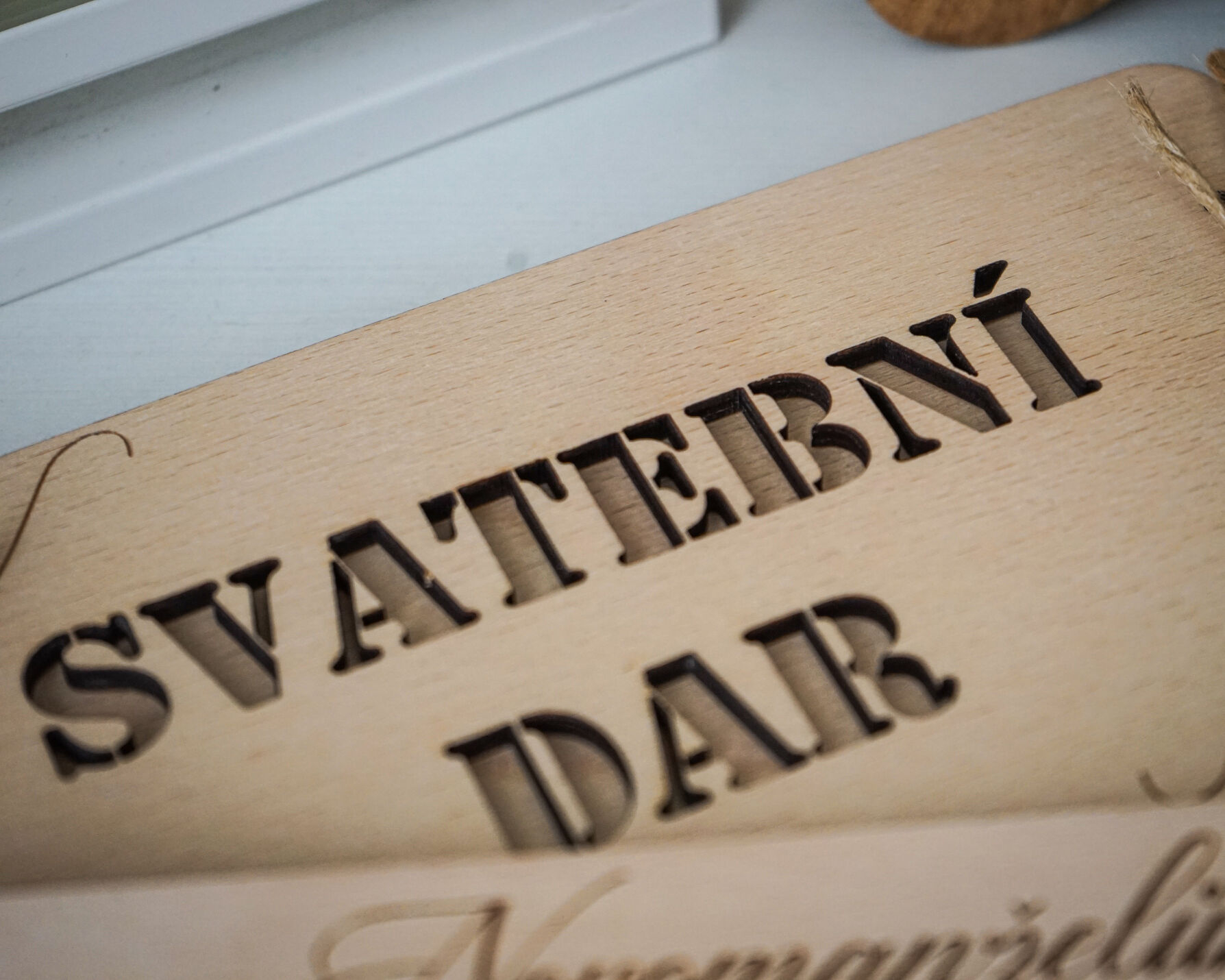 Detail prořezávaného nápisu Svatební dar