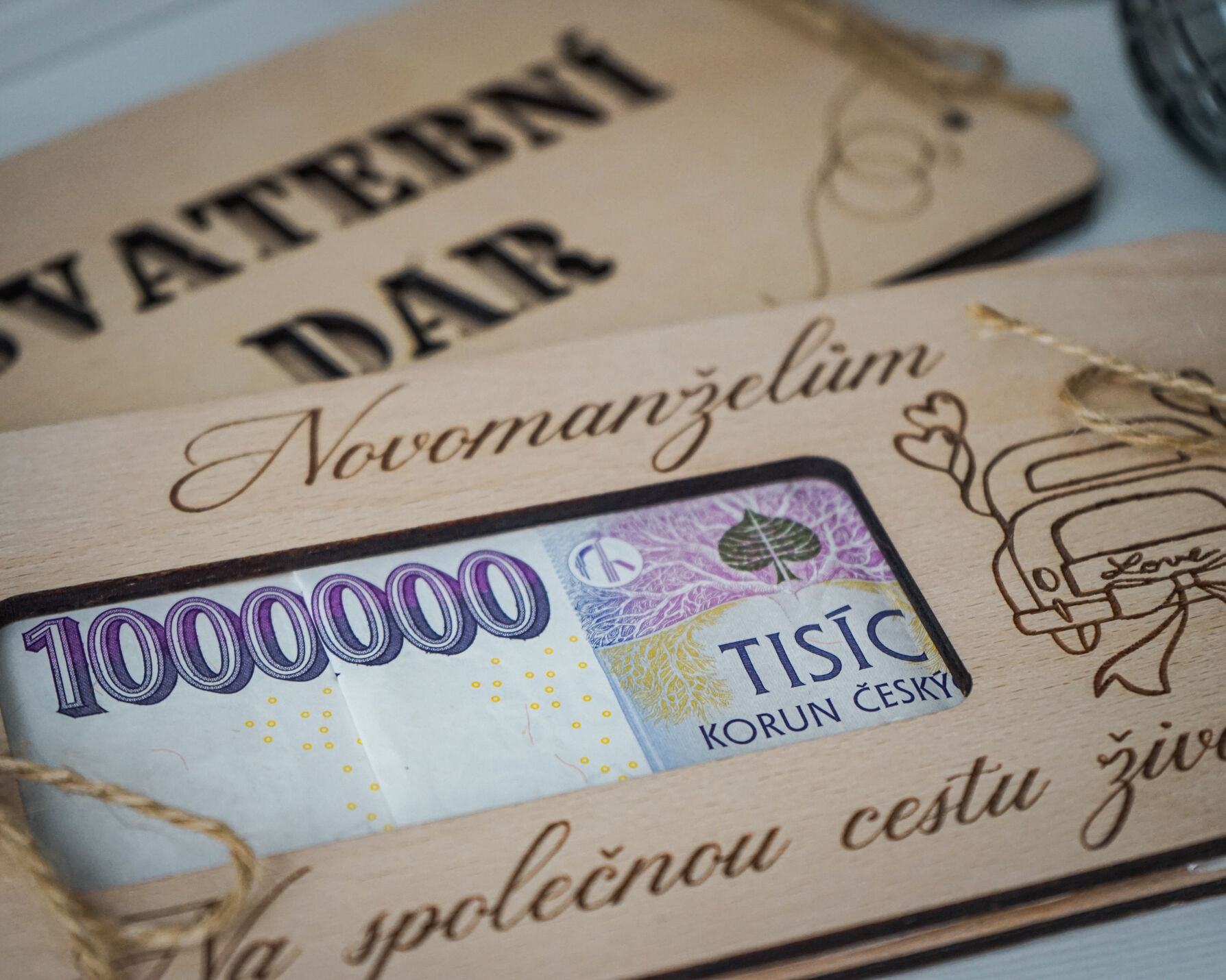 Dřevěná obálka na svatební peníze s motivem páru