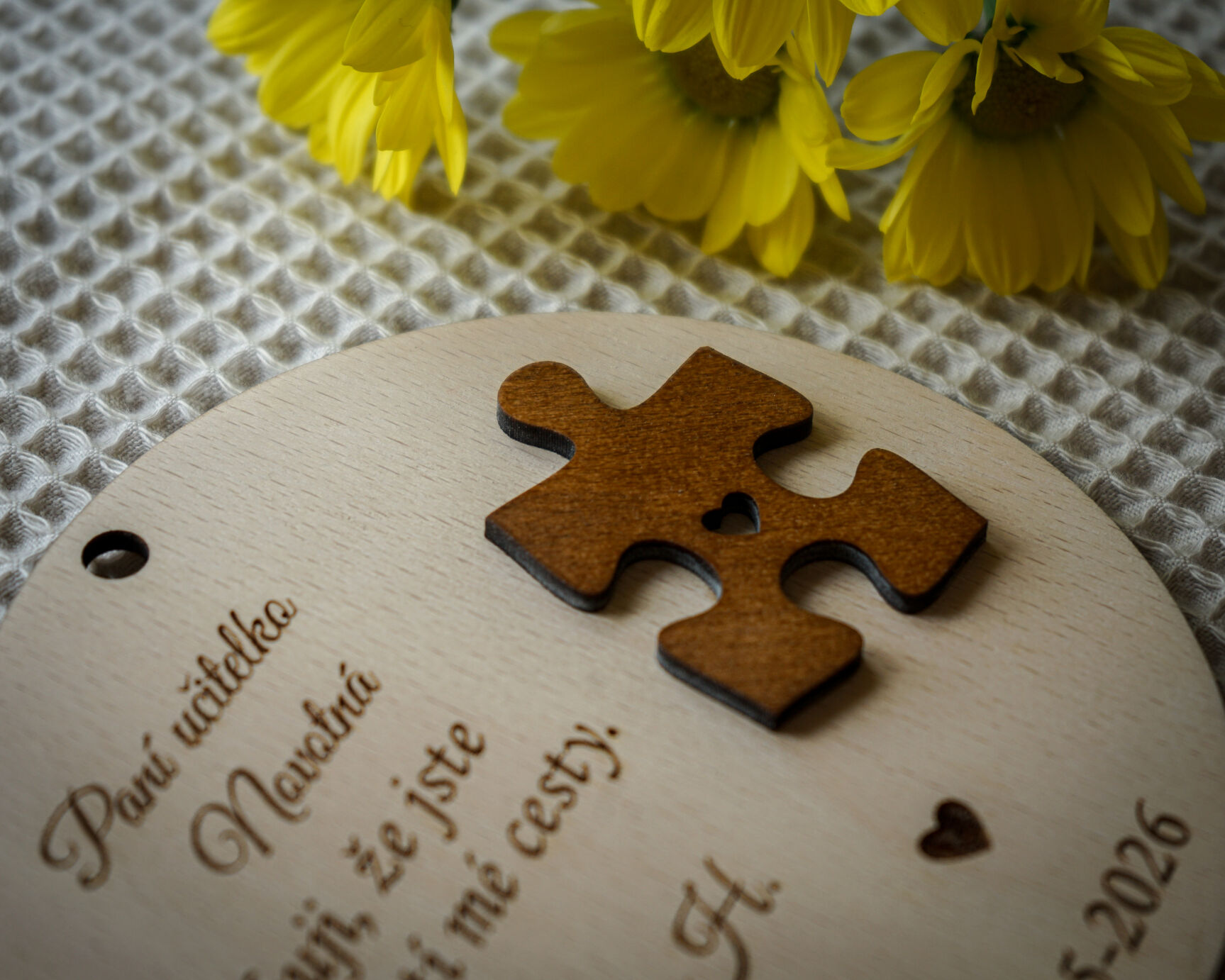 Detail 3D dřevěného dílku puzzle s vyříznutým srdíčkem