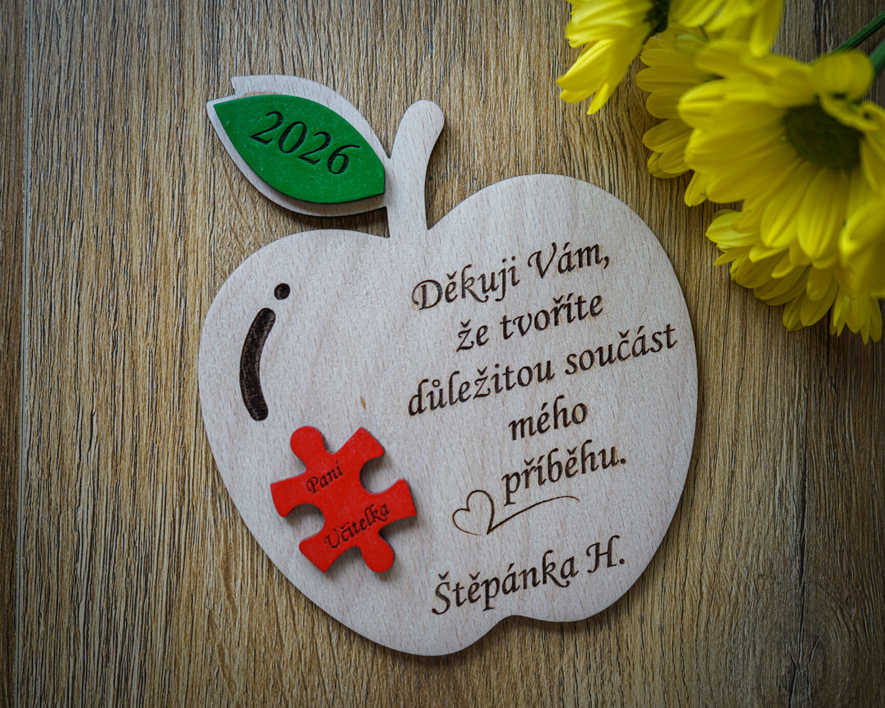 Dřevěné dárkové jablíčko pro učitele s červeným 3D puzzlem
