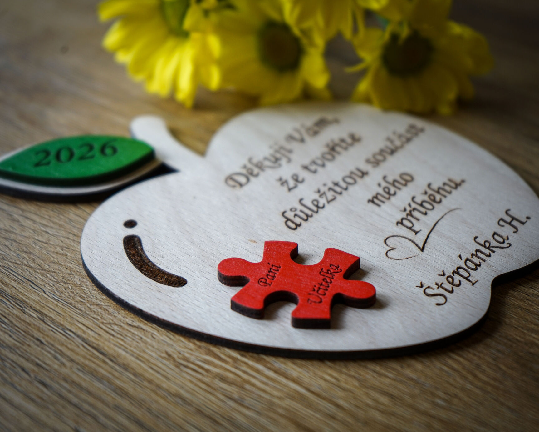 Pohled z úhlu na vystupující červený 3D dílek puzzle