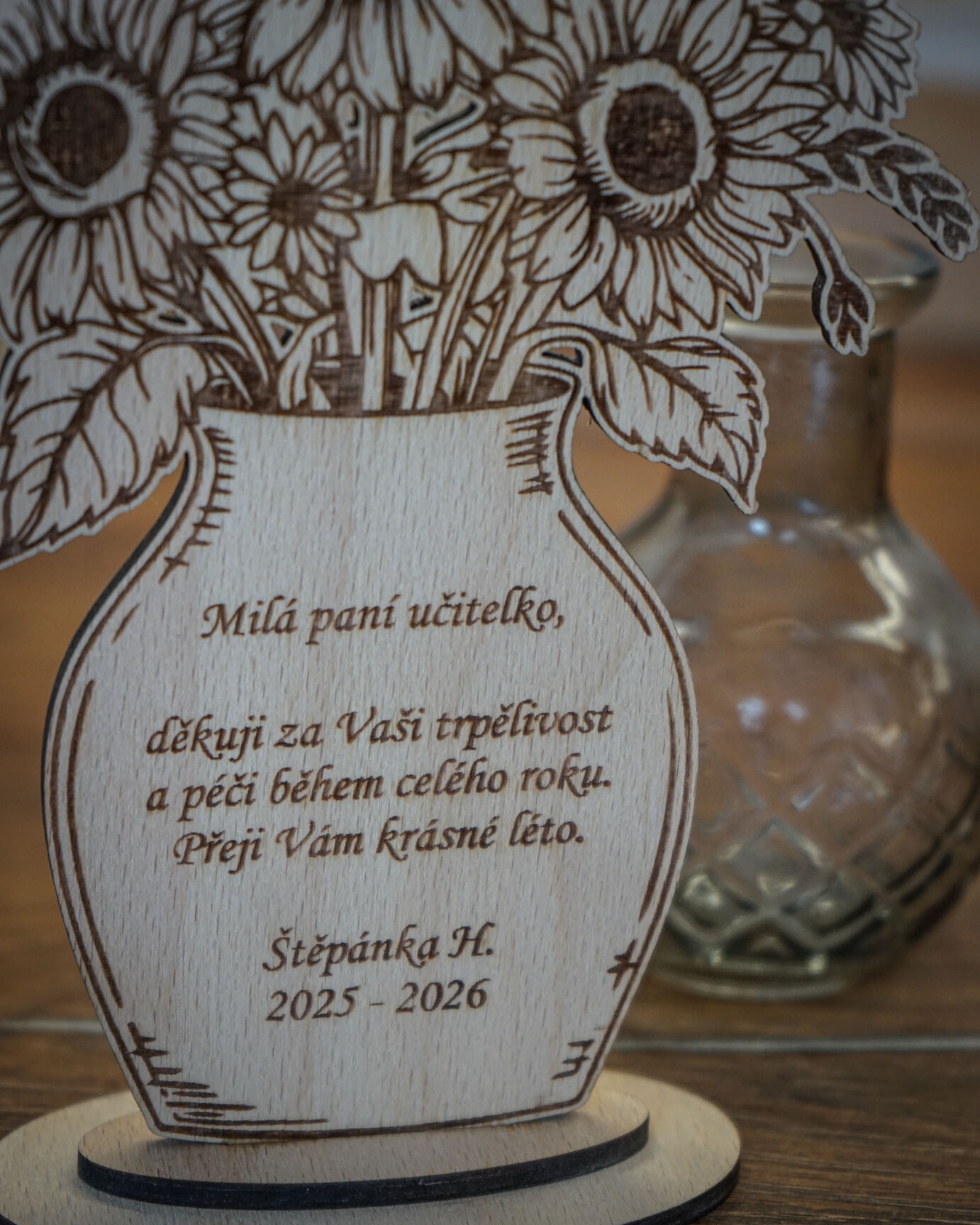 Detail laserem gravírovaného poděkování pro učitele