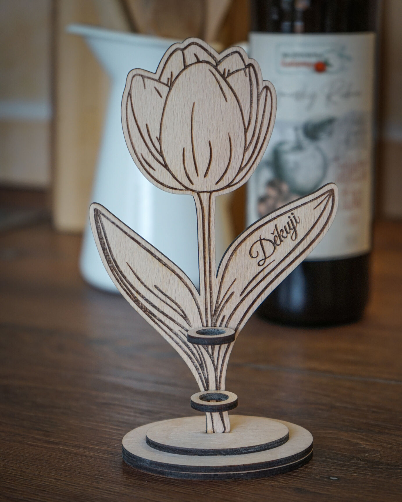 Dřevěný držáček na propisku ve tvaru tulipánu na stole