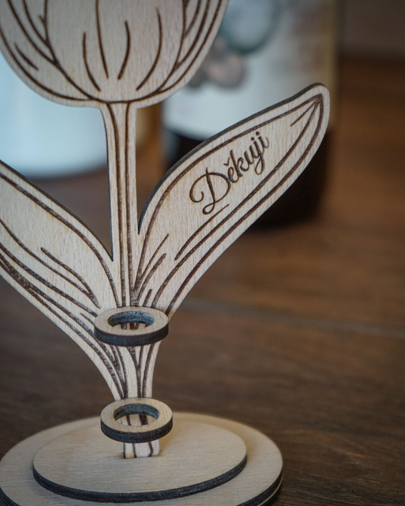 Detail gravírovaného nápisu Děkuji na listu dřevěného tulipánu