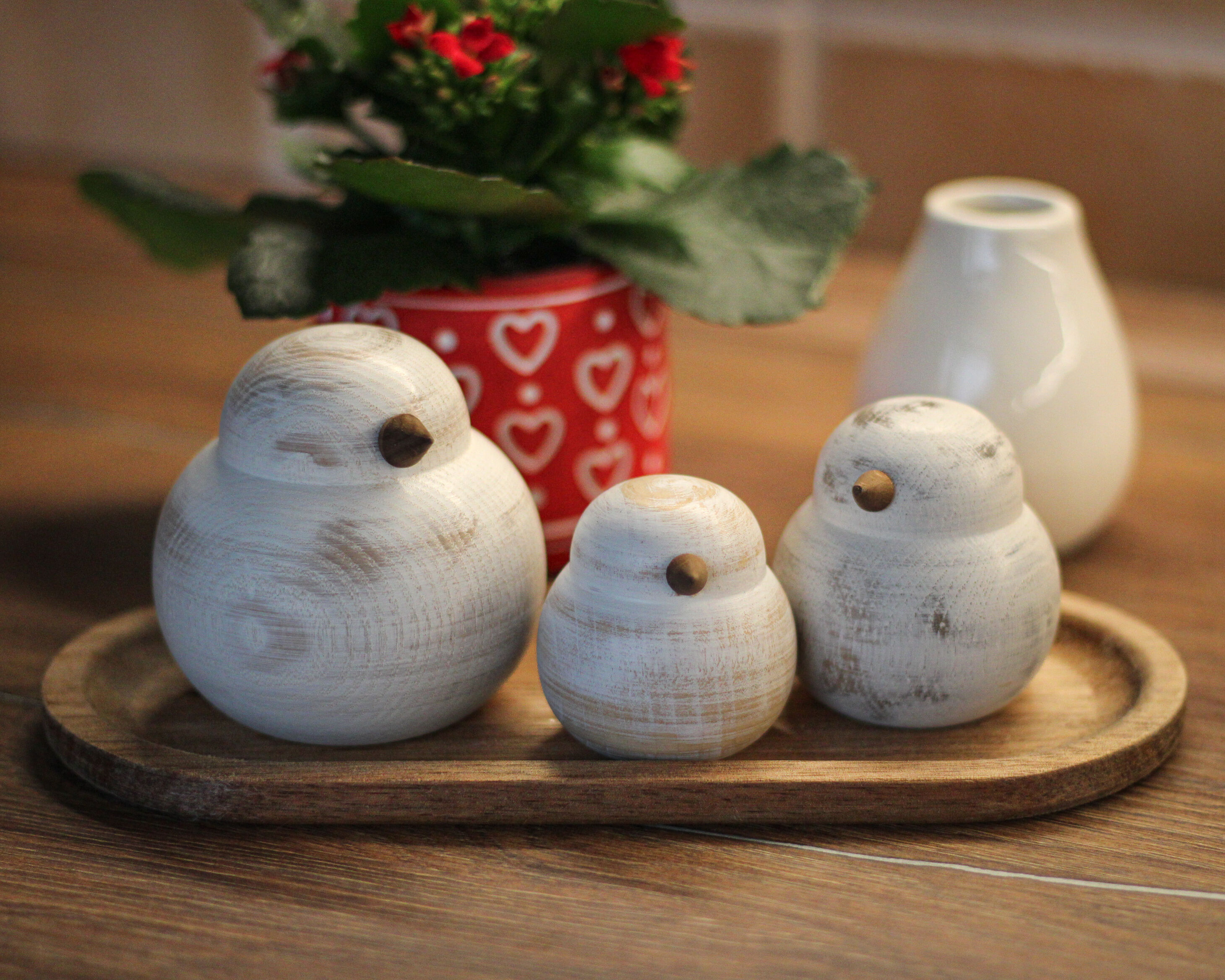 Skupina dřevěných ptáčků Retro na podnose