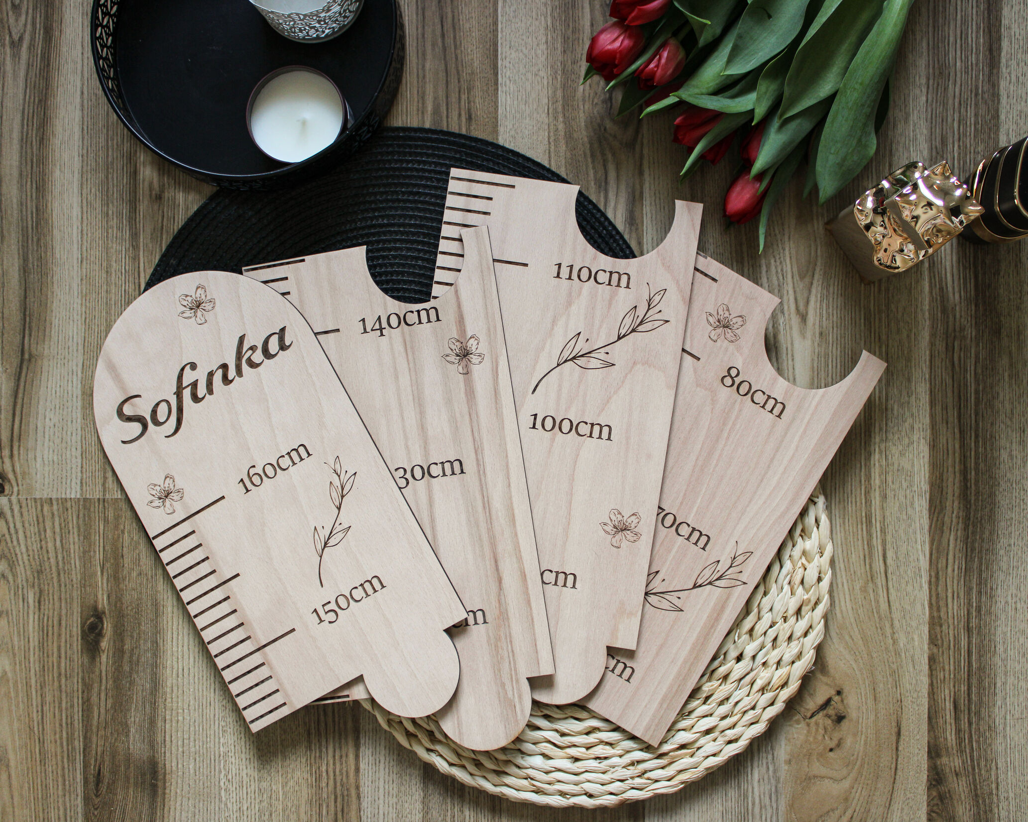 Dřevěný dívčí metr na zeď se jménem a kytičkami Jhwoodart