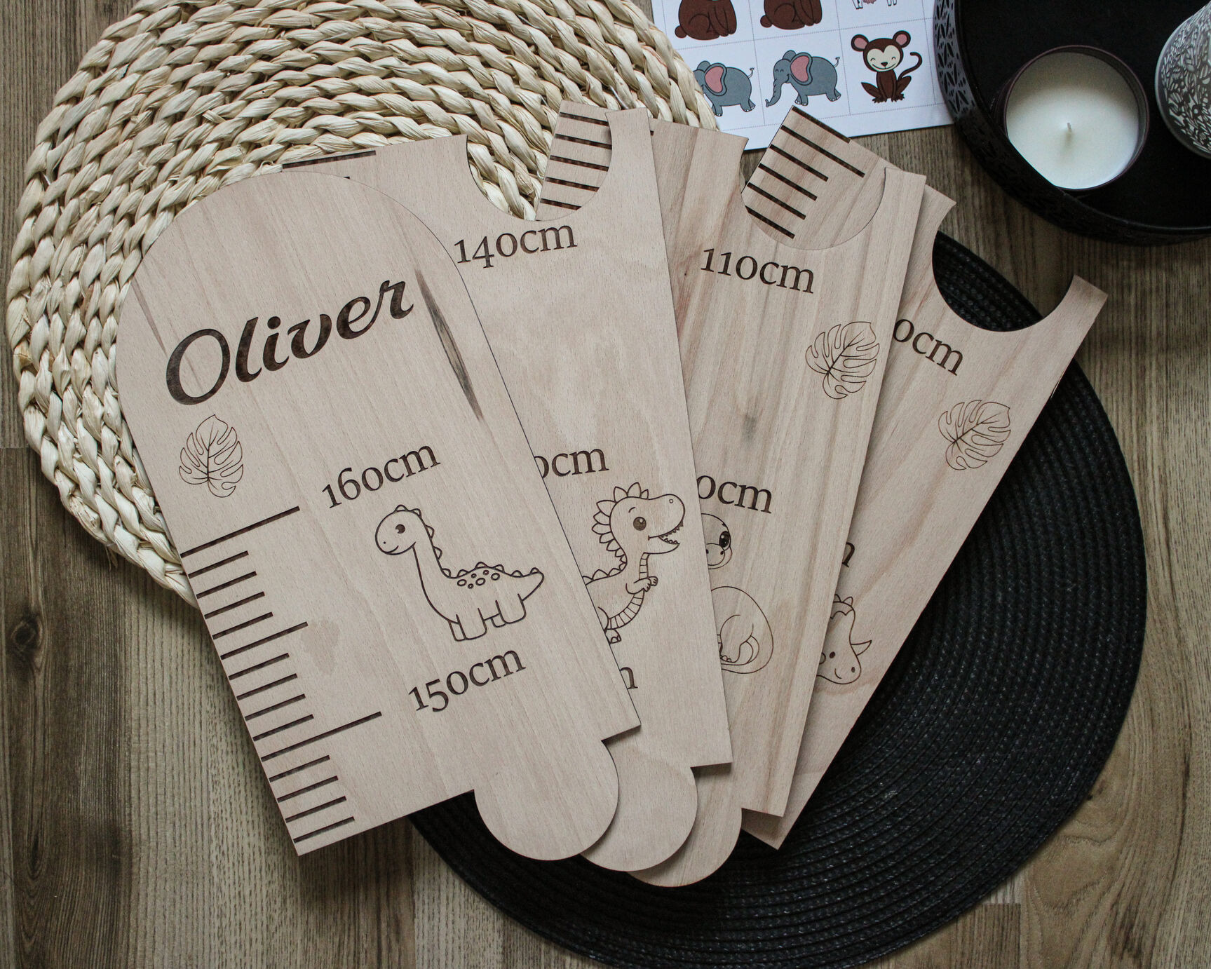 Dětský metr se jménem a vygravírovaným dinosaurem Jhwoodart