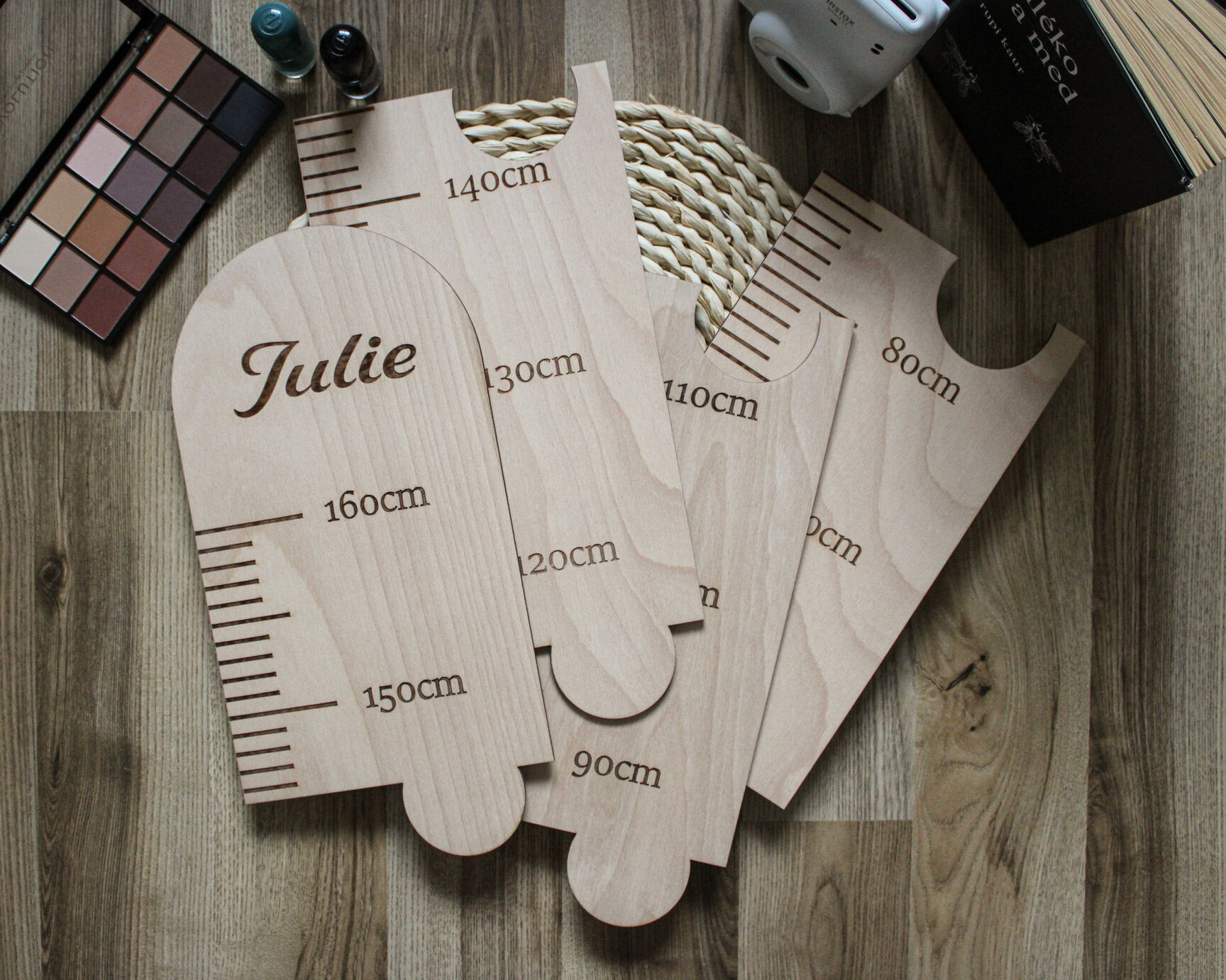 Dřevěný dětský metr na zeď se jménem Julie Jhwoodart