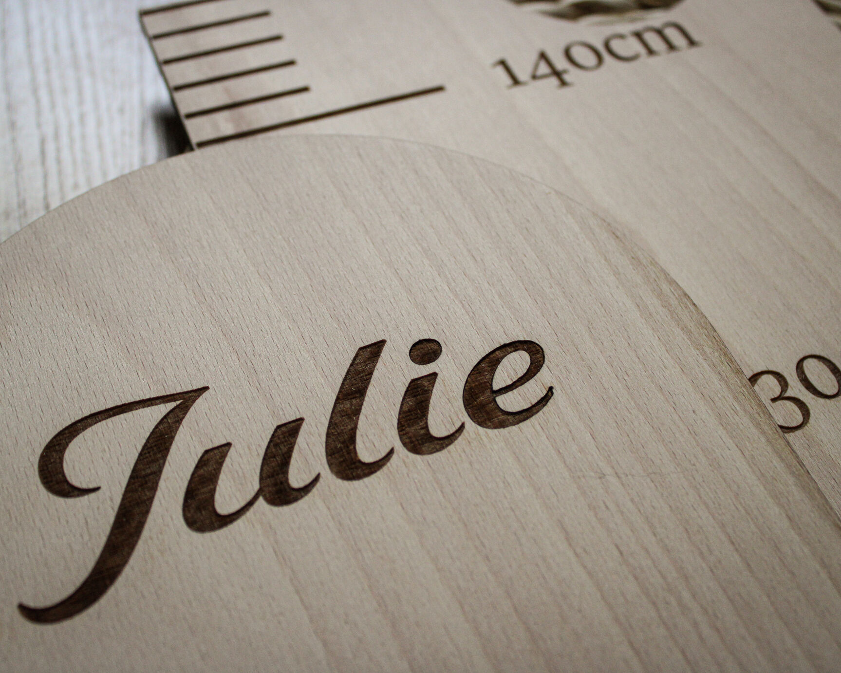 Detail gravírování jména na zakázku Jhwoodart