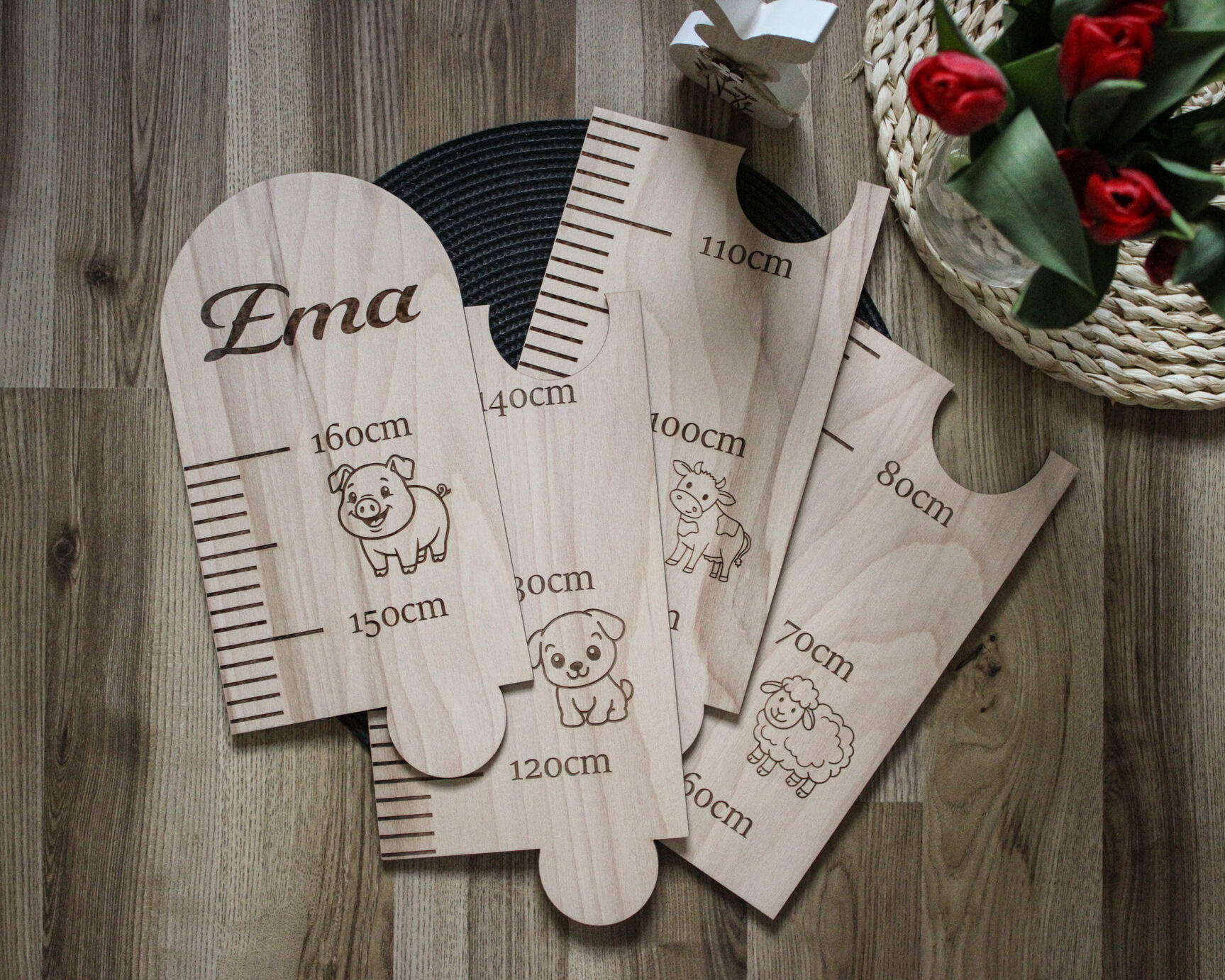 Detail gravírování jména Ema a prasátka na metru Jhwoodart