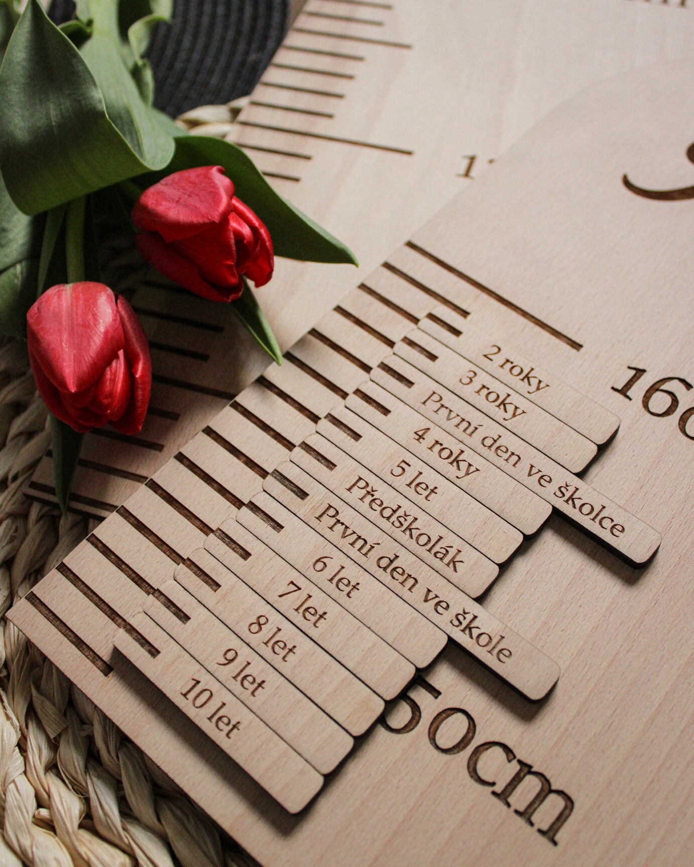Dřevěné milníky pro označení výšky na dívčím metru s kytičkami