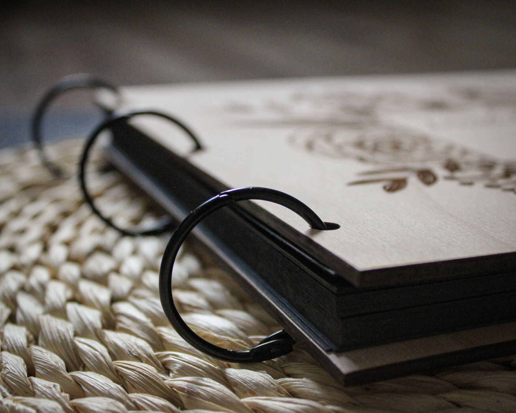 Celkový pohled na květinové svatební album z úhlu