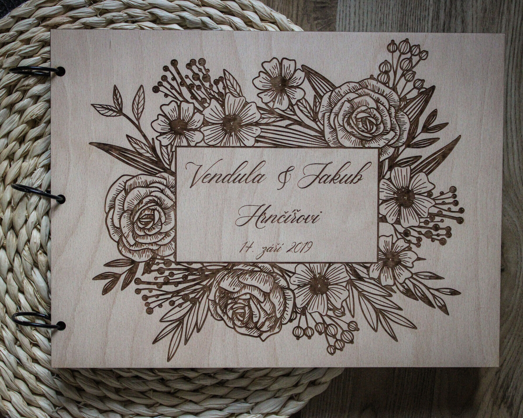 Dřevěné svatební fotoalbum s bohatým květinovým gravírováním